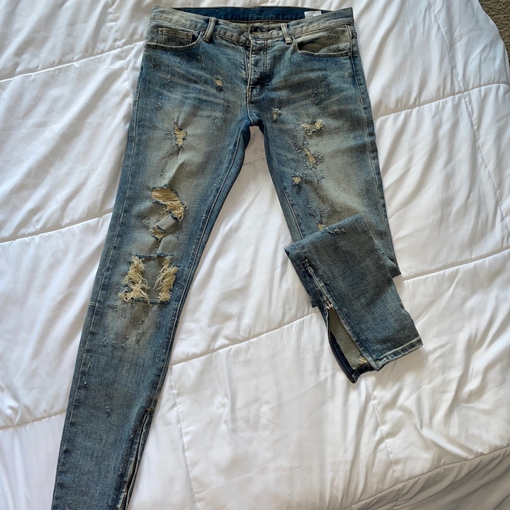 Distressed Denim *MNML*